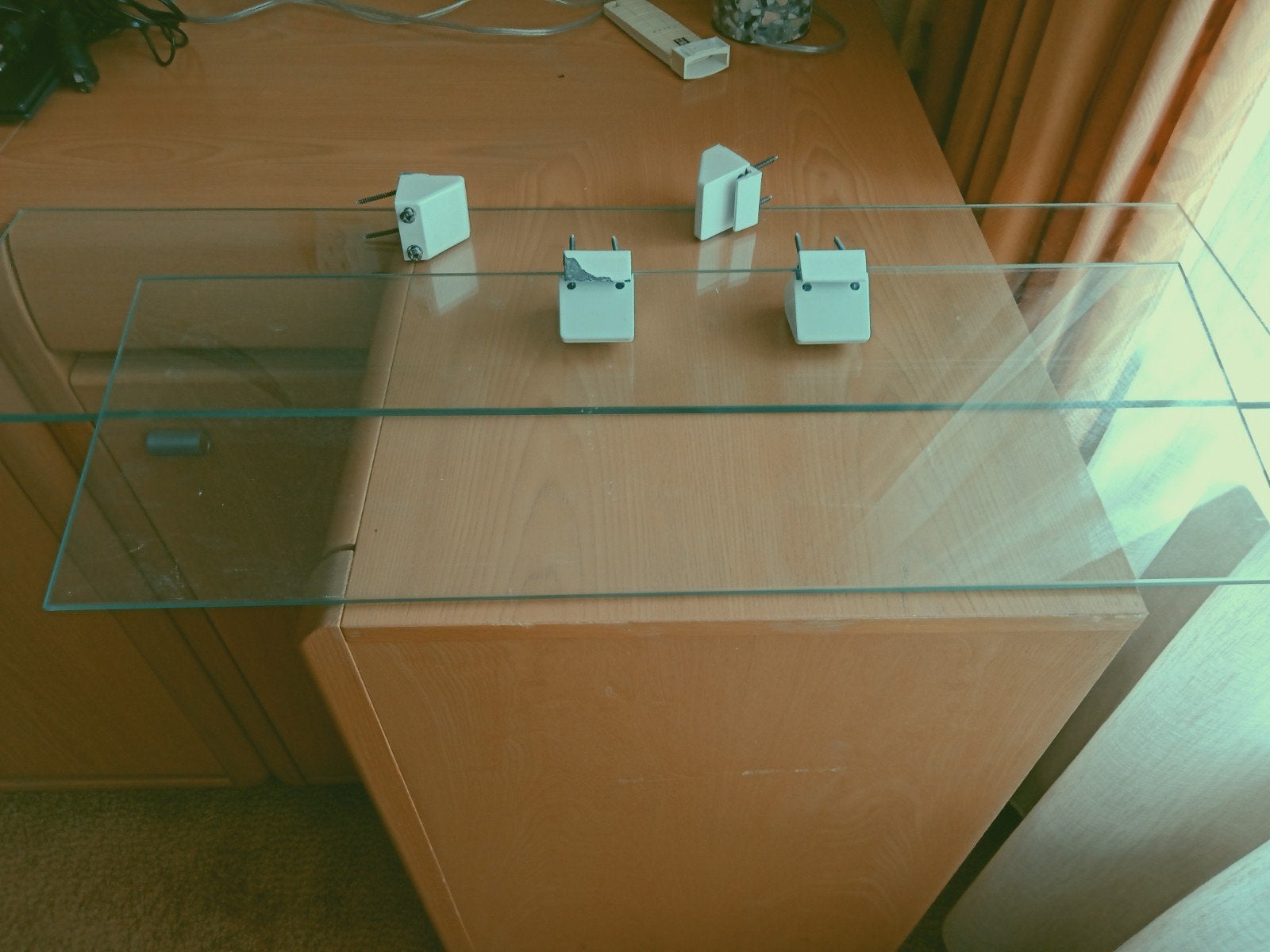 2 glazen wandplank + schapdragers 80 en 60 cm lang  20 cm di, Ophalen