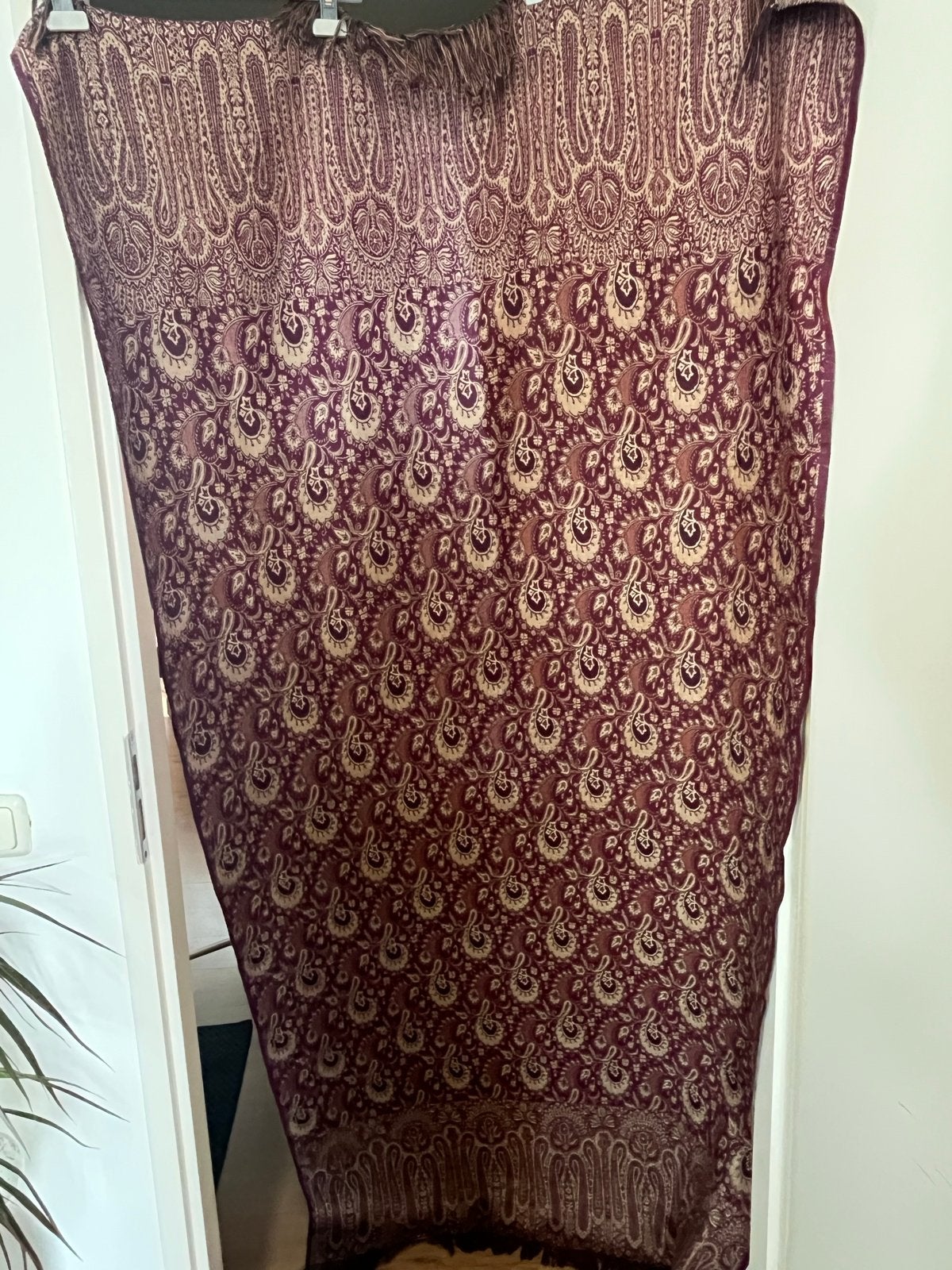 Bordeaux rood tafelkleed met patroon, Gebruikt, 100 tot 150 cm, 200 cm of meer, Ophalen of Verzenden