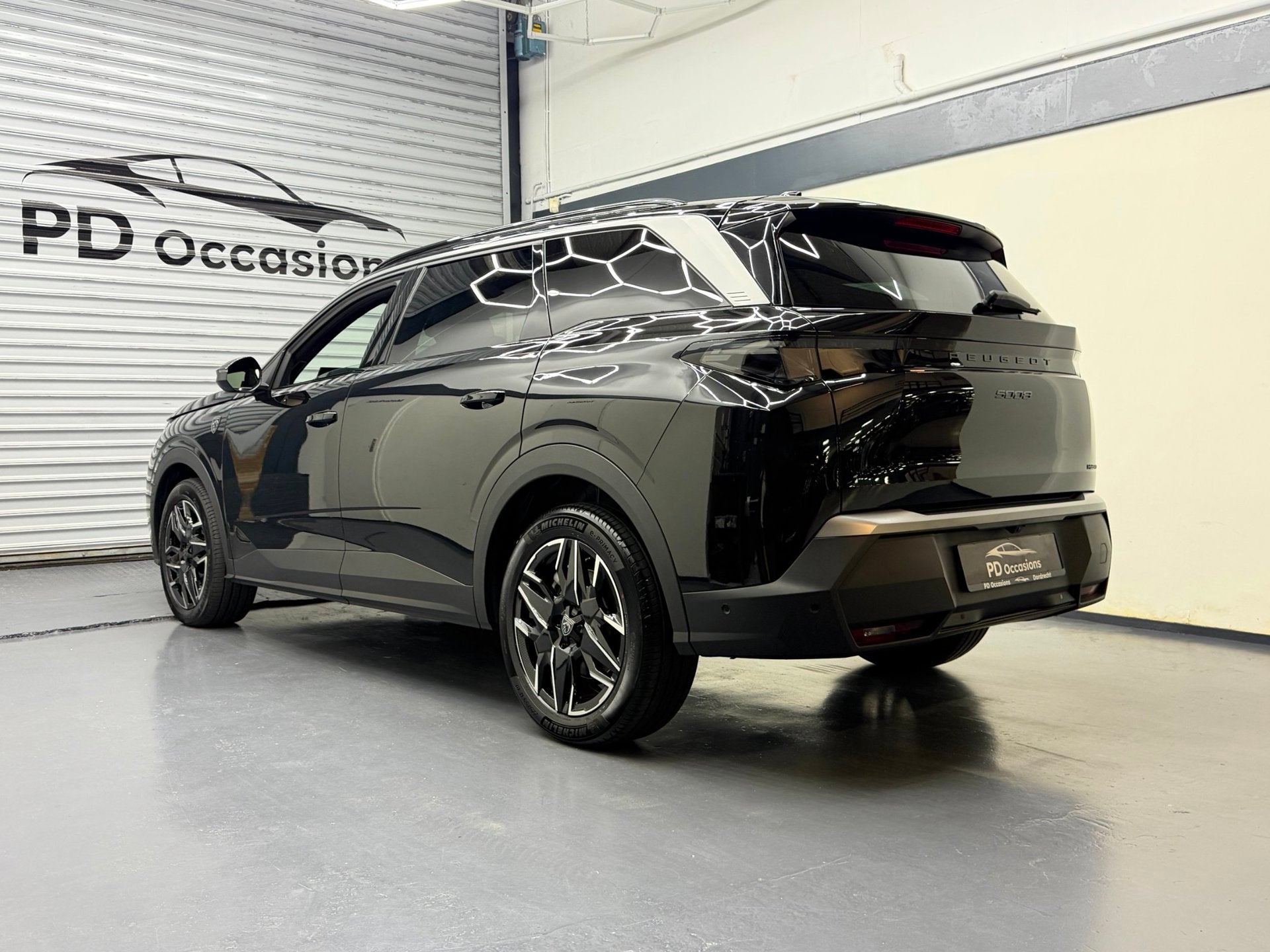 Peugeot 5008 1.2 145PK Hybrid 145 GT Executive 7p. - Demo -, 145 pk, Zwart, 1199 cc, Adaptive Cruise Control