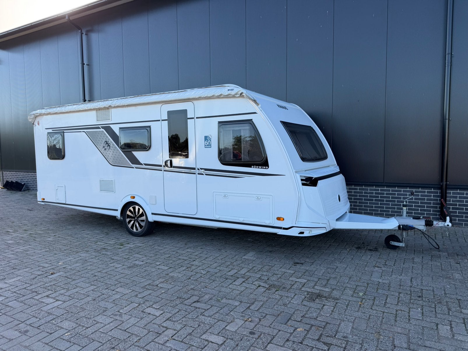 Knaus Sudwind 580 QS | 3-Pers Stapelbed,Mover,Airco,Voortent, Bedrijf, Treinzit, Meer dan 6, Schokbreker