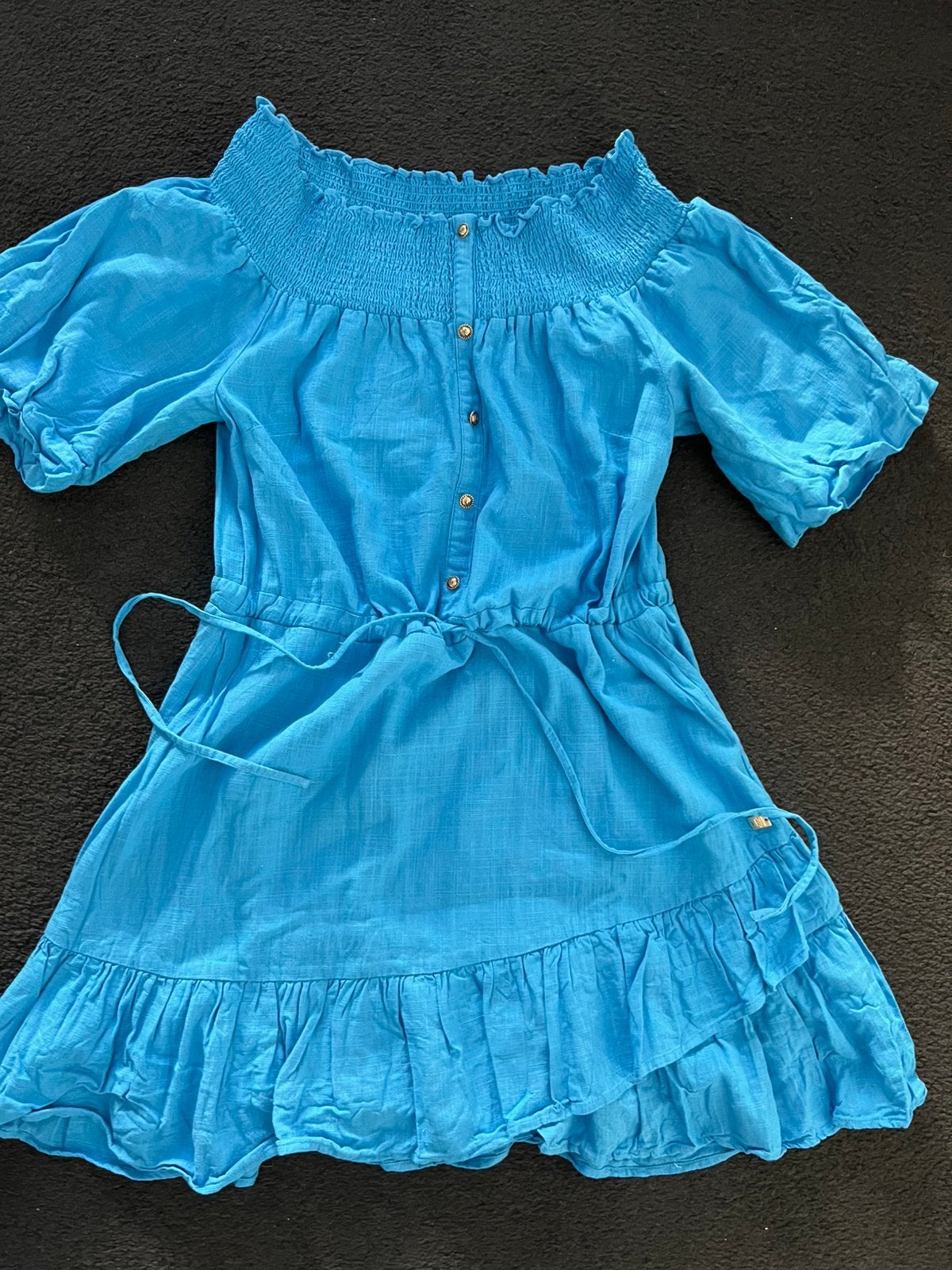 NIKKIE gevoerde zomerse off-shoulder jurk met linnen, Kleding | Dames, Maat 38/40 (M), Blauw, Nieuw, Ophalen of Verzenden