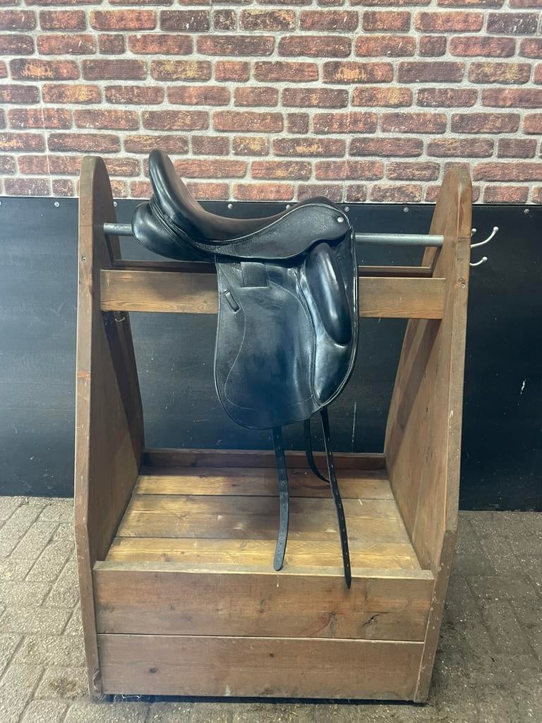 Fijn custom zadel 17,5 inch, Dieren en Toebehoren, Paarden en Pony's | Zadels, Gebruikt, Maudybosker@live.nl, Dressuur, Custom
