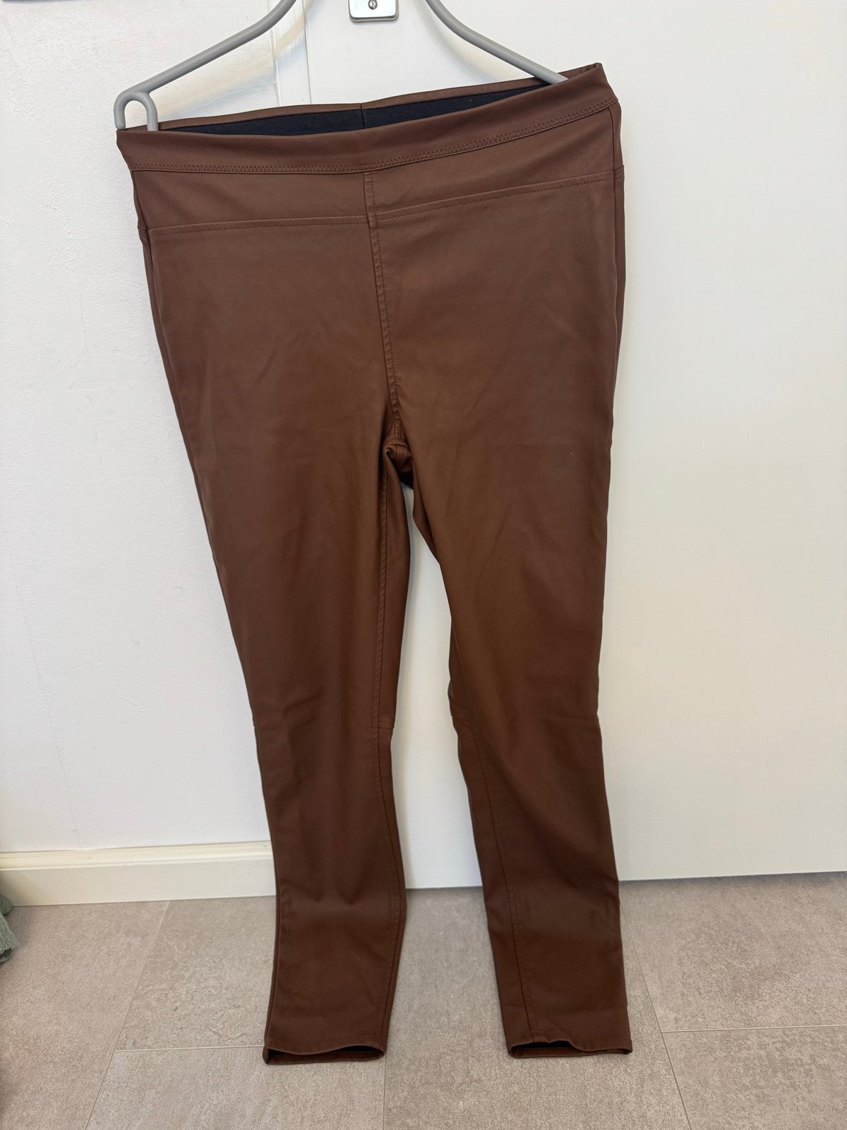 Knit-ted bruine coated broek maat L, Bruin, Maat 42/44 (L), Ophalen of Verzenden, Zo goed als nieuw