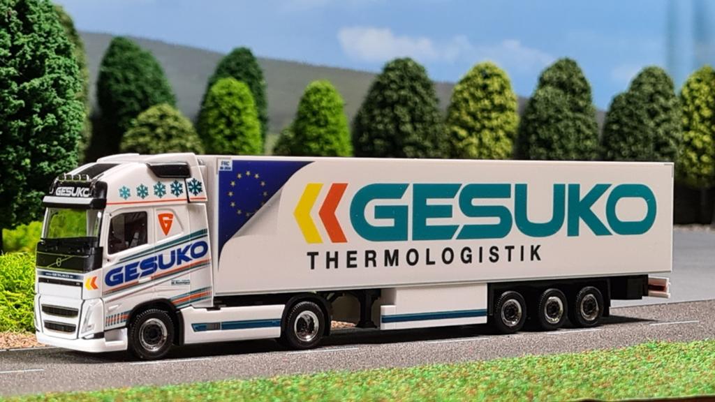 097 Herpa Gesuko Volvo FH5 Globetrotter XL koeltrailer, Ophalen of Verzenden, Nieuw, Bus of Vrachtwagen, Herpa