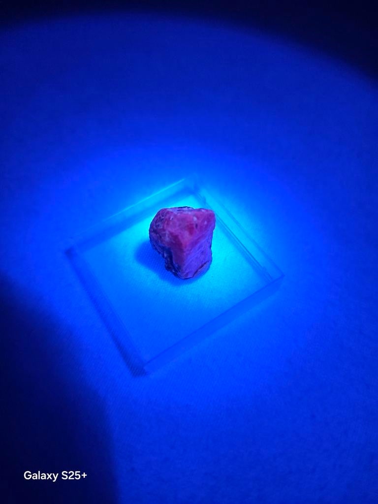 Uniek Mineraal: Fluorescerend robijn onder UV-licht, Verzamelen, Mineralen en Fossielen, Ophalen of Verzenden, Mineraal