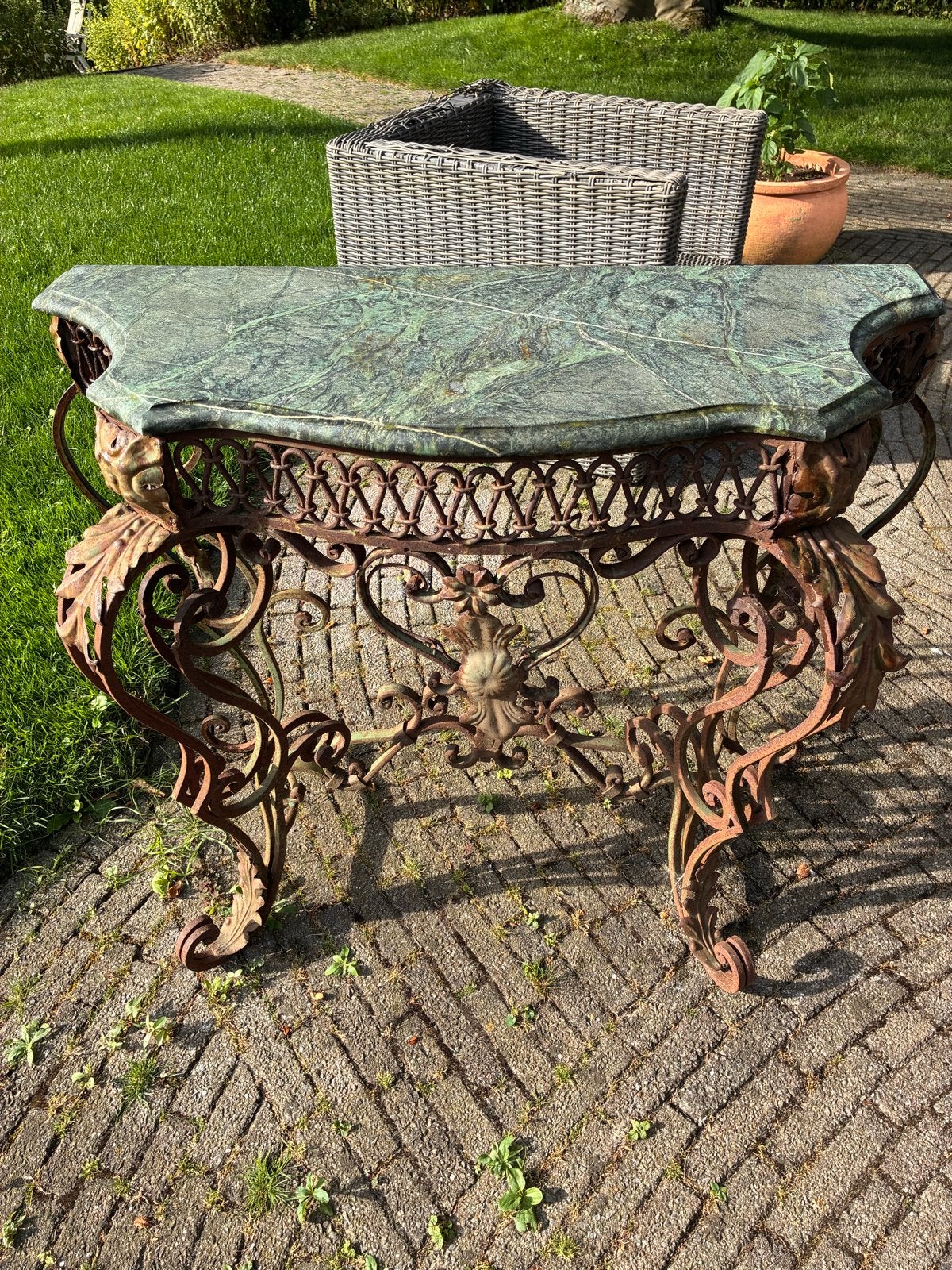 Antieke gietijzeren tafel met natuurstenen blad, Antiek en Kunst, Antiek | Meubels | Tafels, Ophalen