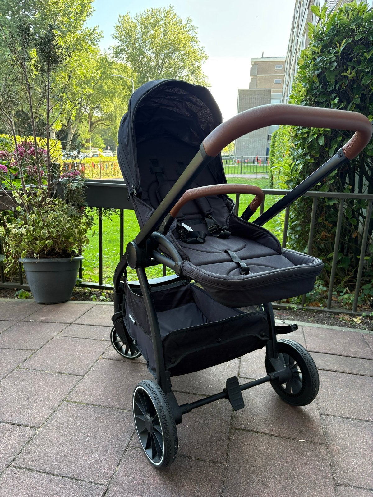 Cabino 3-in-1 Kinderwagen Zwart met Bruine Leren Accenten, Kinderen en Baby's, Zo goed als nieuw, Combiwagen, Met autostoeltje