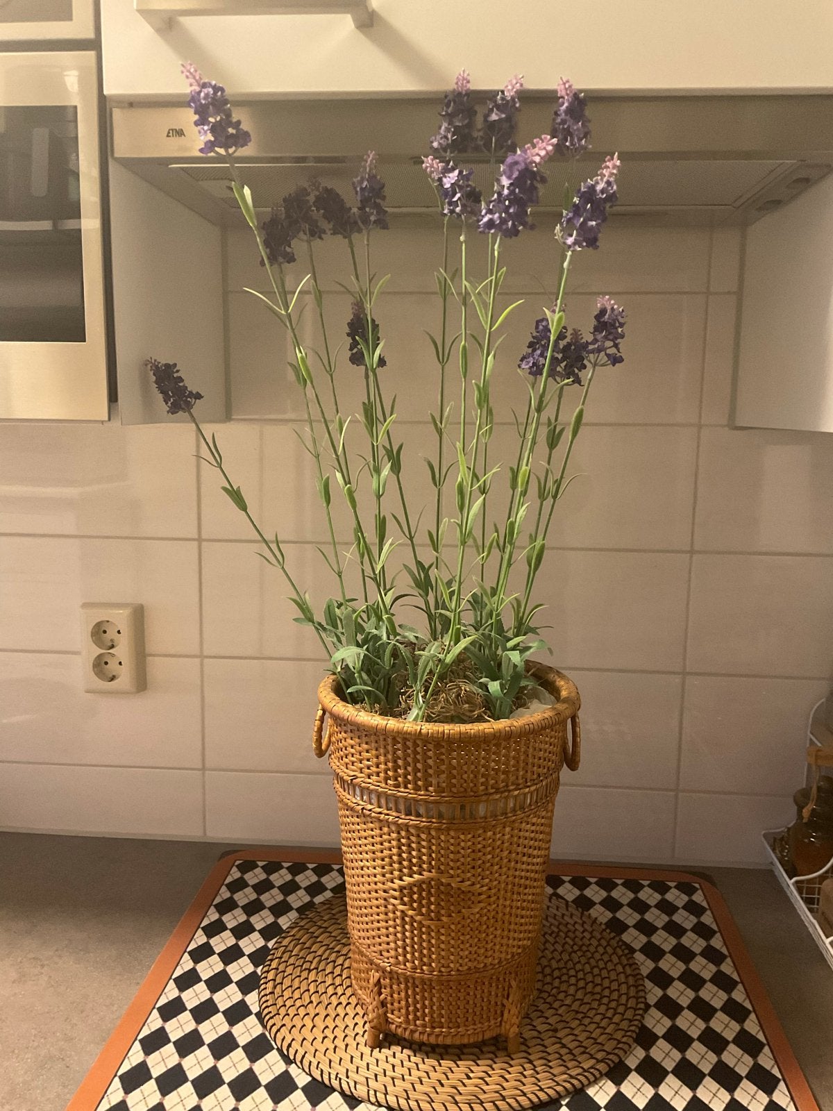 Rieten bloempot met grote kunst lavendel, Huis en Inrichting, Ophalen of Verzenden, Natuurlijk materiaal, Bruin, Landelijk