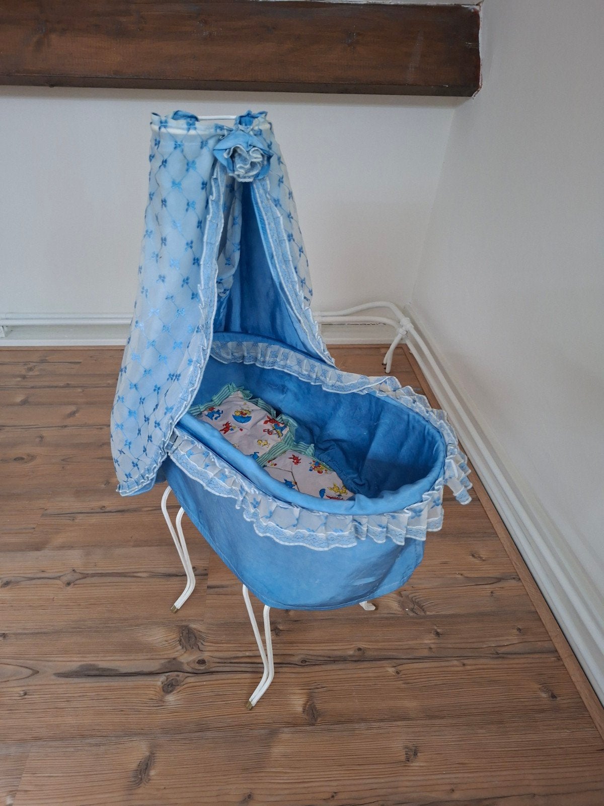 Vintage blauw poppenwiegje met kanten details, Kinderen en Baby's, Ophalen, Wieg