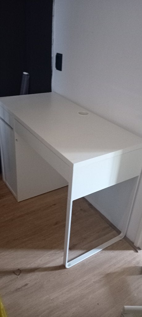 Bureau micke met stoel, Huis en Inrichting, Bureaus, Ophalen, 105 cm, Spaanplaat of MDF, Zo goed als nieuw