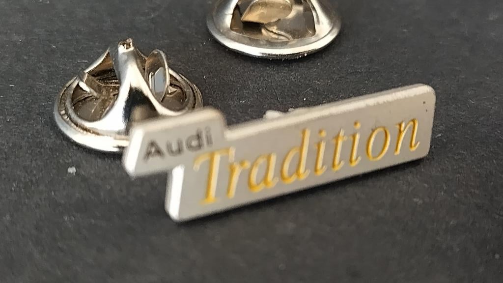 Audi Tradition pin speld R8 Pol, Verzamelen, Audi, Verzenden, ., Transport