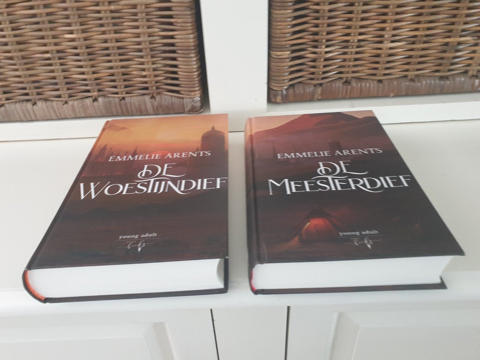Emmelie Arents - 2 boeken, Ophalen of Verzenden, Gelezen