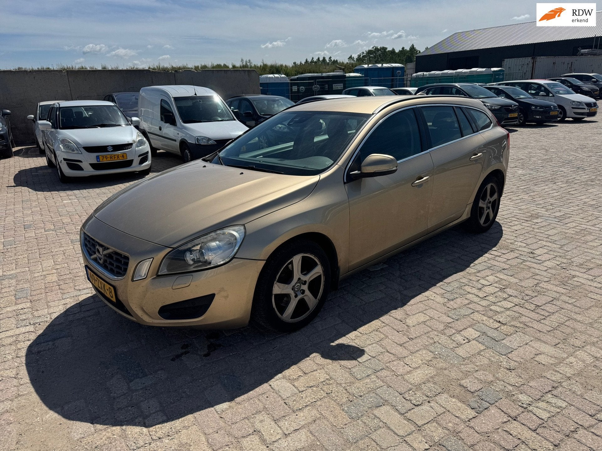 Volvo V60 1.6 T3 Summum / export / handel!, Auto's, Voorwielaandrijving, Stof, Gebruikt, Zwart