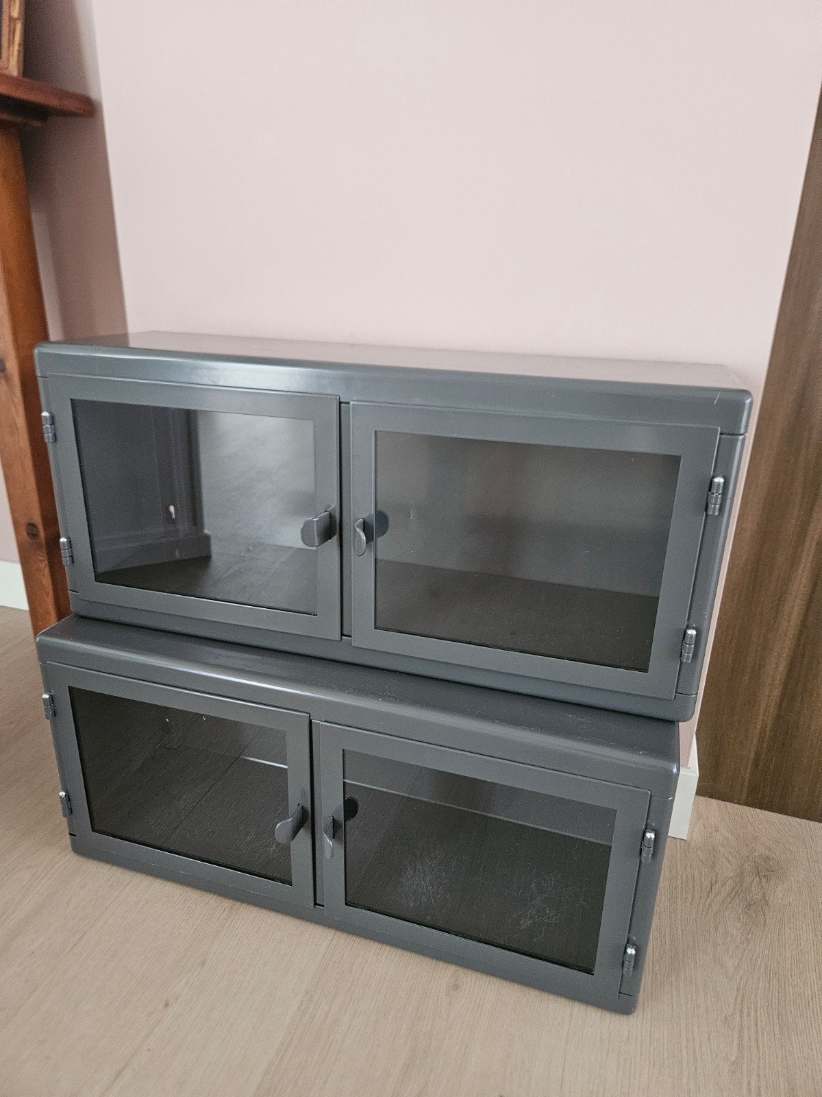2x Grijs metalen kastje met glazen deurtjes, Ophalen