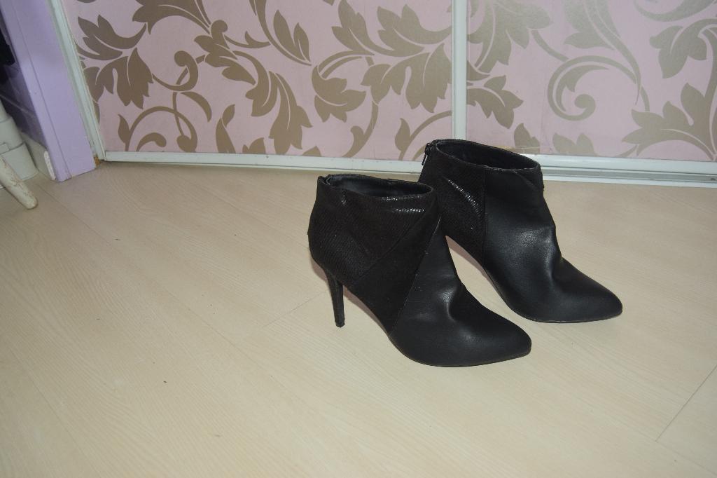 Zwarte enkellaarsjes, mt 41, hak 9 cm, merk eksept, Kleding | Dames, Schoenen, Verzenden, Zwart, Lage of Enkellaarzen, Zo goed als nieuw