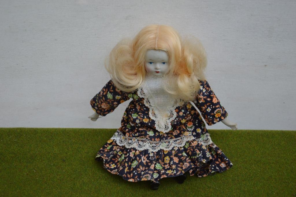 Vintage porseleinen popje uit jaren 70, stoffen lijfje 20 cm, Verzamelen, Poppen, Ophalen of Verzenden, Gebruikt, Pop