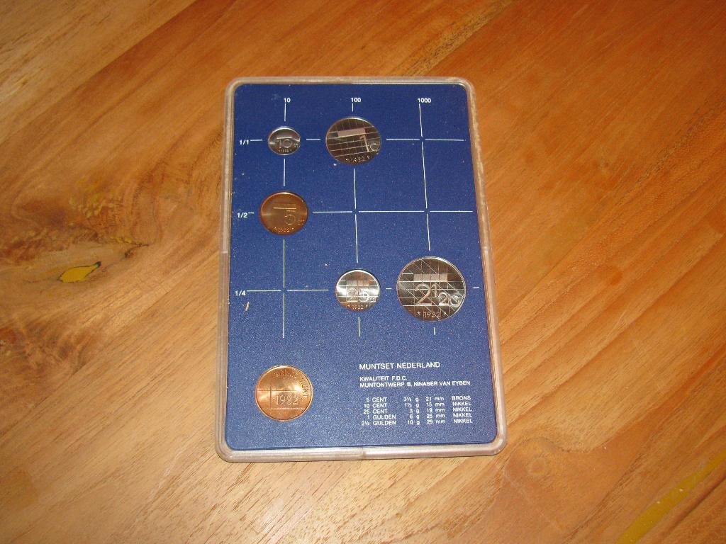 FDC jaarset 1982., Postzegels en Munten, Munten | Nederland, Ophalen of Verzenden, Koningin Beatrix, Overige waardes, Setje