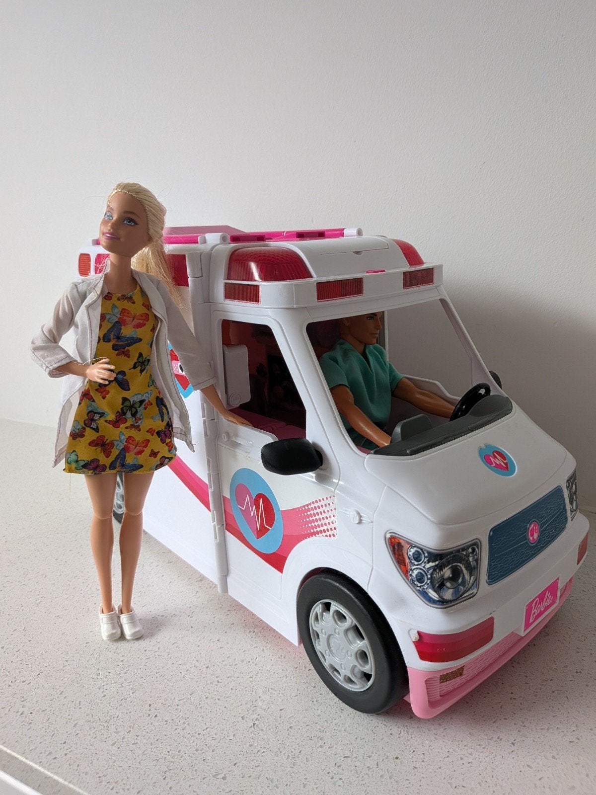Barbie Ambulance met Ken en Barbie dokter speelset, Ophalen of Verzenden, Zo goed als nieuw, Barbie
