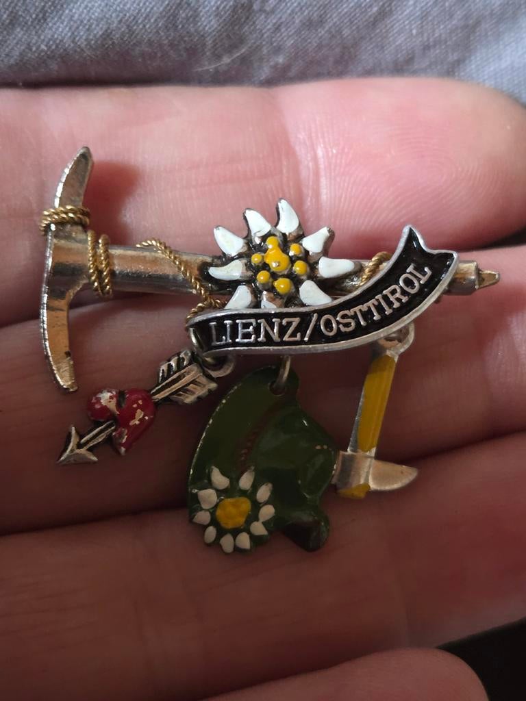 Vintage broche Lienz/Osttirol met edelweiss en pikhouweel, Overige materialen, 4 tot 7 cm, Gebruikt, Wit