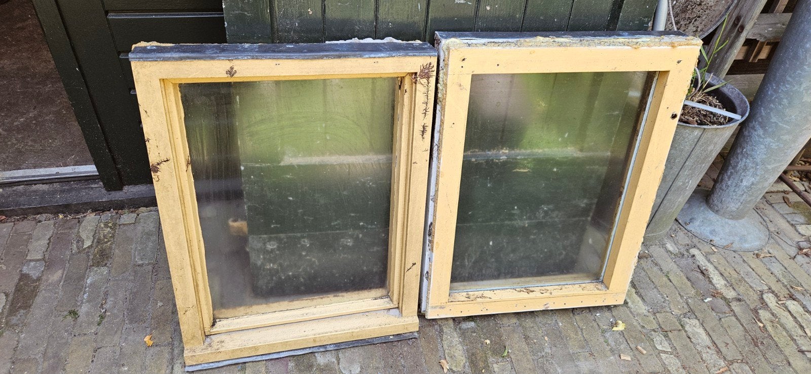 Twee gebruikte kozijnen met glas en  loodslabben, Doe-het-zelf en Verbouw, Glas en Ramen, Gebruikt, Gevelraam of Ruit, Minder dan 80 cm