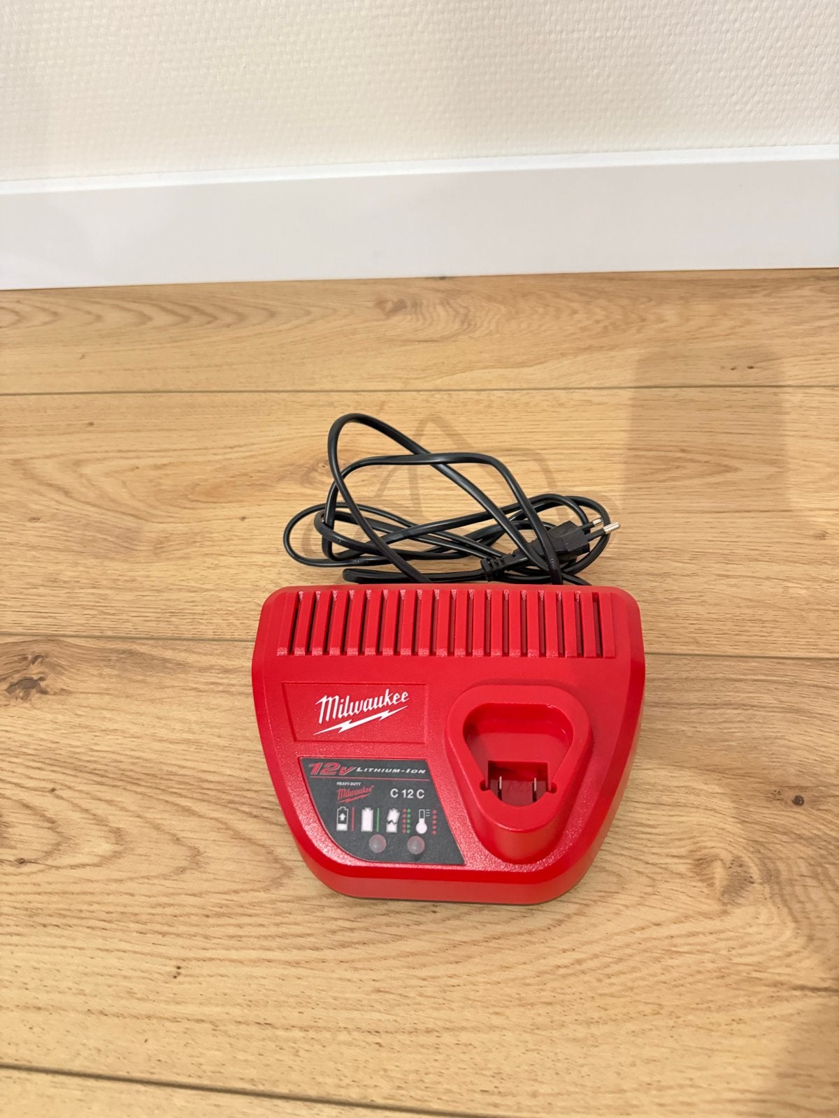 Milwaukee C 12 C Acculader 12V Lithium-Ion, Ophalen of Verzenden, Gebruikt