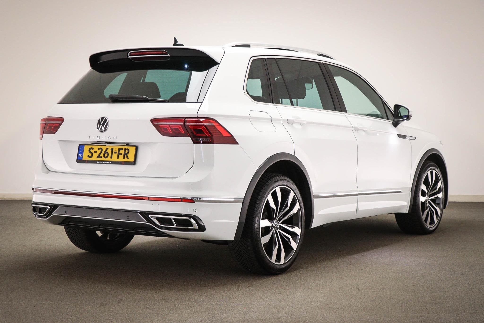 Volkswagen Tiguan 1.5 TSI R-Line Business | IQ LIGHT | PANOR, Auto's, Volkswagen, Stof, Euro 6, 4 cilinders, 150 pk