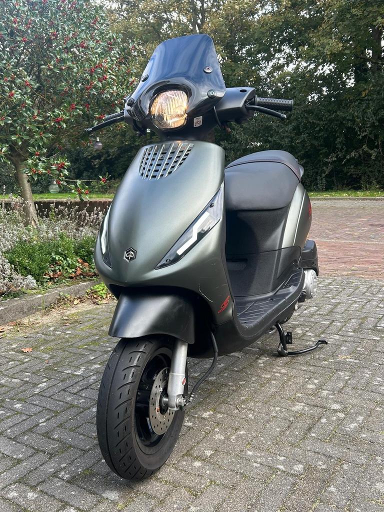 Piaggio Zip 45km/u bouwjaar 2023. 4045km 1e eigenaar, Fietsen en Brommers, Scooters | Piaggio, Maximaal 45 km/u, Zip, Ophalen of Verzenden