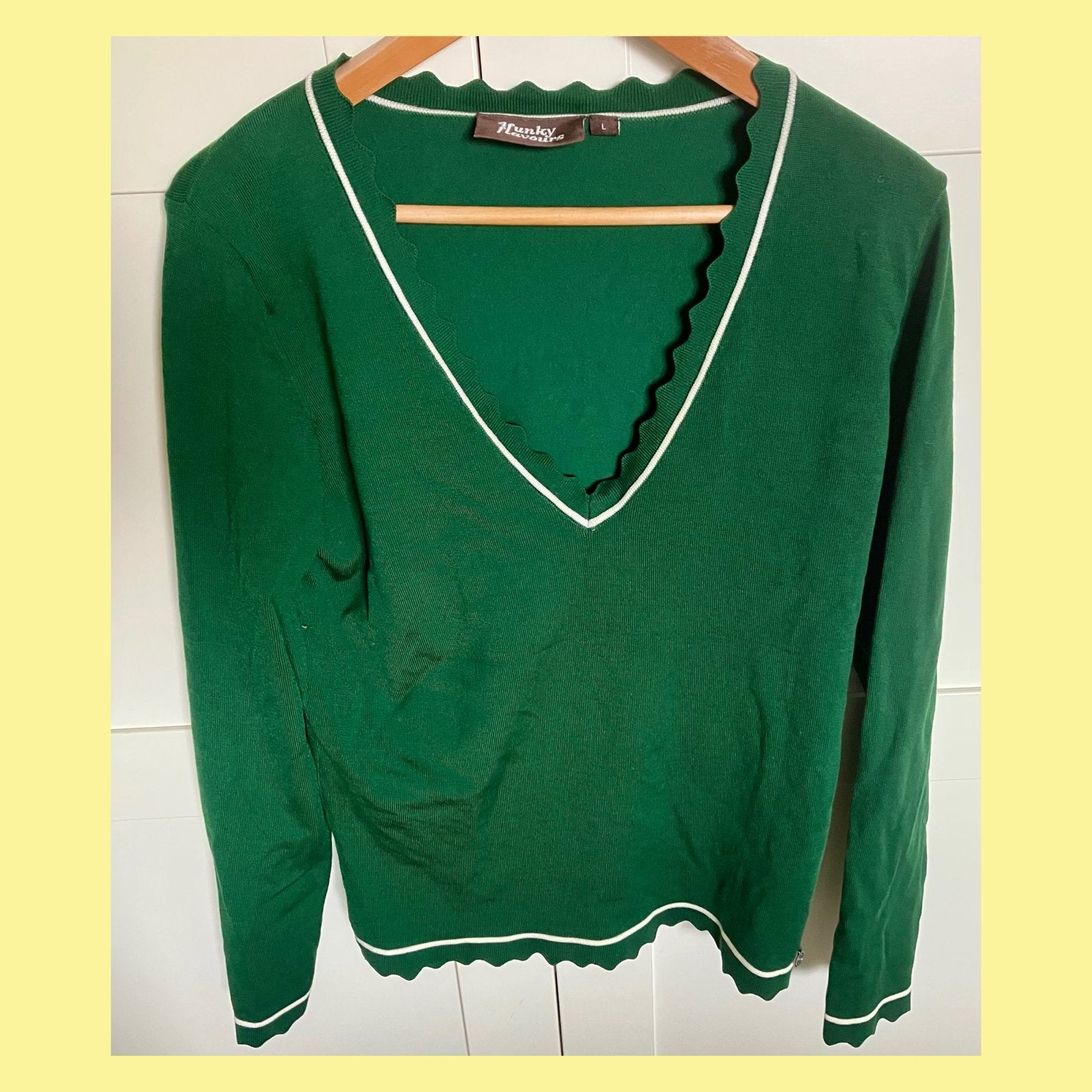 Groene V-hals Trui 4FF met Witte Details Maat L, Ophalen of Verzenden, Zo goed als nieuw, Maat 42/44 (L), Groen