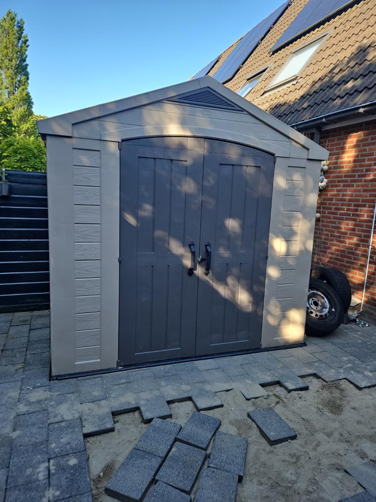 Ruime Keter kunststof tuinschuur met dubbele deuren, Tuin en Terras, Ophalen of Verzenden, Zo goed als nieuw, Kunststof, Overige typen