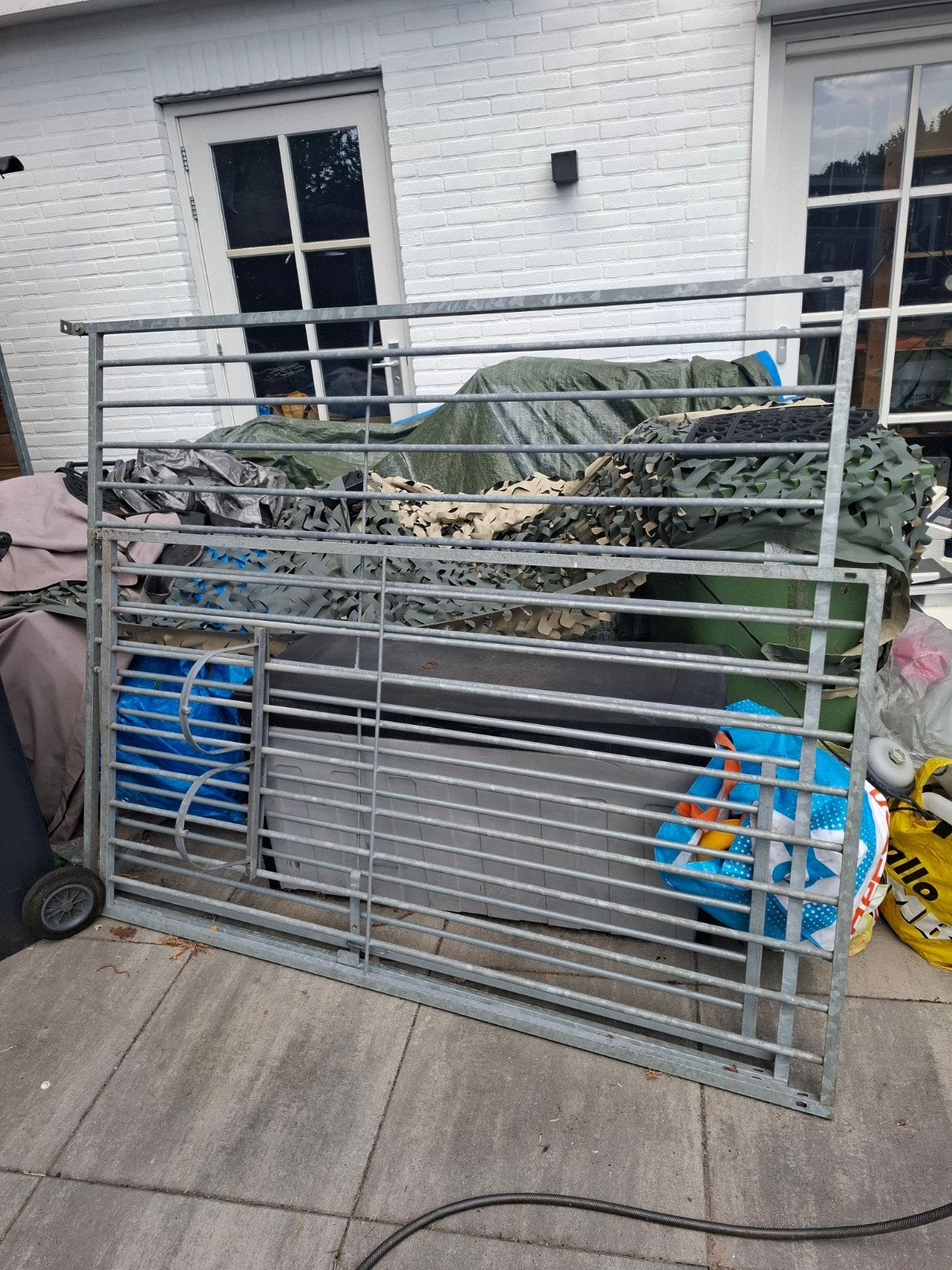 2 grote metalen hekken met deur, Doe-het-zelf en Verbouw, Metalen, Ophalen