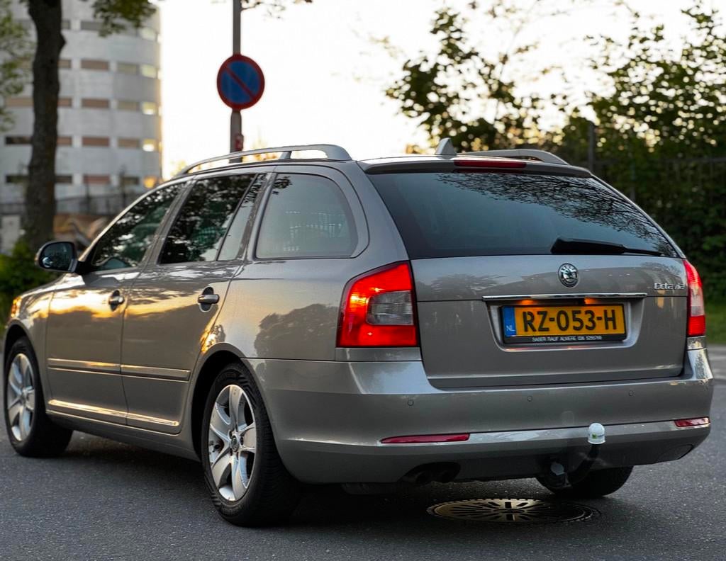 Skoda Octavia Combi 1.8 TSI Elegance Business Line|AUT DSG|N, Auto's, Skoda, 15 km/l, Gebruikt, 650 kg, 161 pk