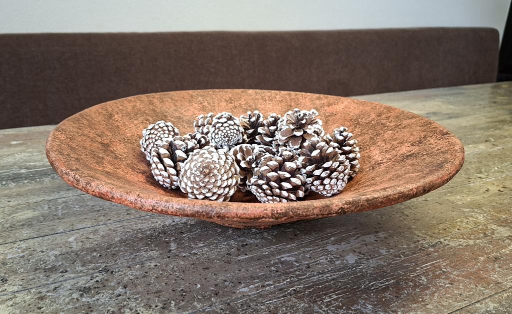 Handgemaakte aardewerk schaal - Rustic Bronze, Huis en Inrichting, Woonaccessoires | Schalen en Manden, Ophalen of Verzenden, Zo goed als nieuw
