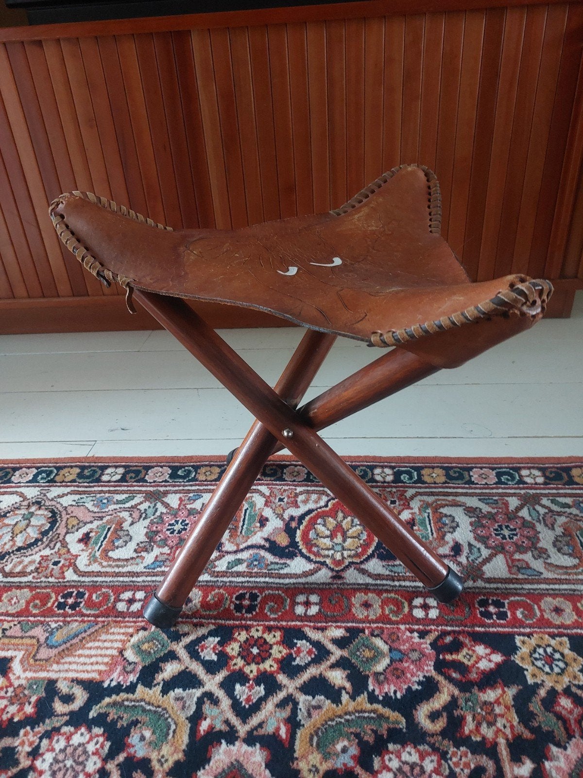 Vintage handgemaakt opvouwbaar leren krukje met olifant, Ophalen of Verzenden