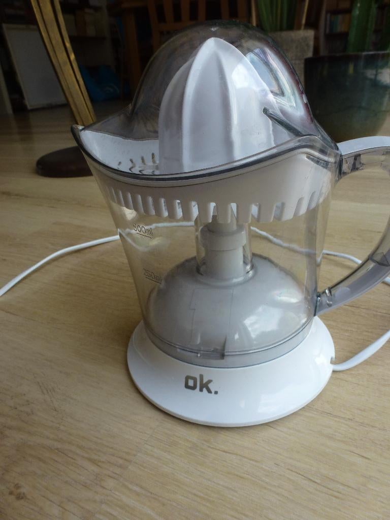 Sapcentrifuge OK oju102 vrijwel nieuw € 10,00, Ophalen of Verzenden, Zo goed als nieuw, Elektrisch, Sapcentrifuge