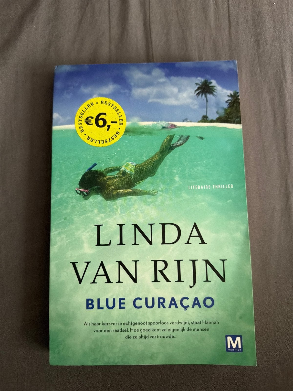 Linda van Rijn - Blue Curaçao (Literaire thriller), Boeken, Ophalen of Verzenden, Gelezen