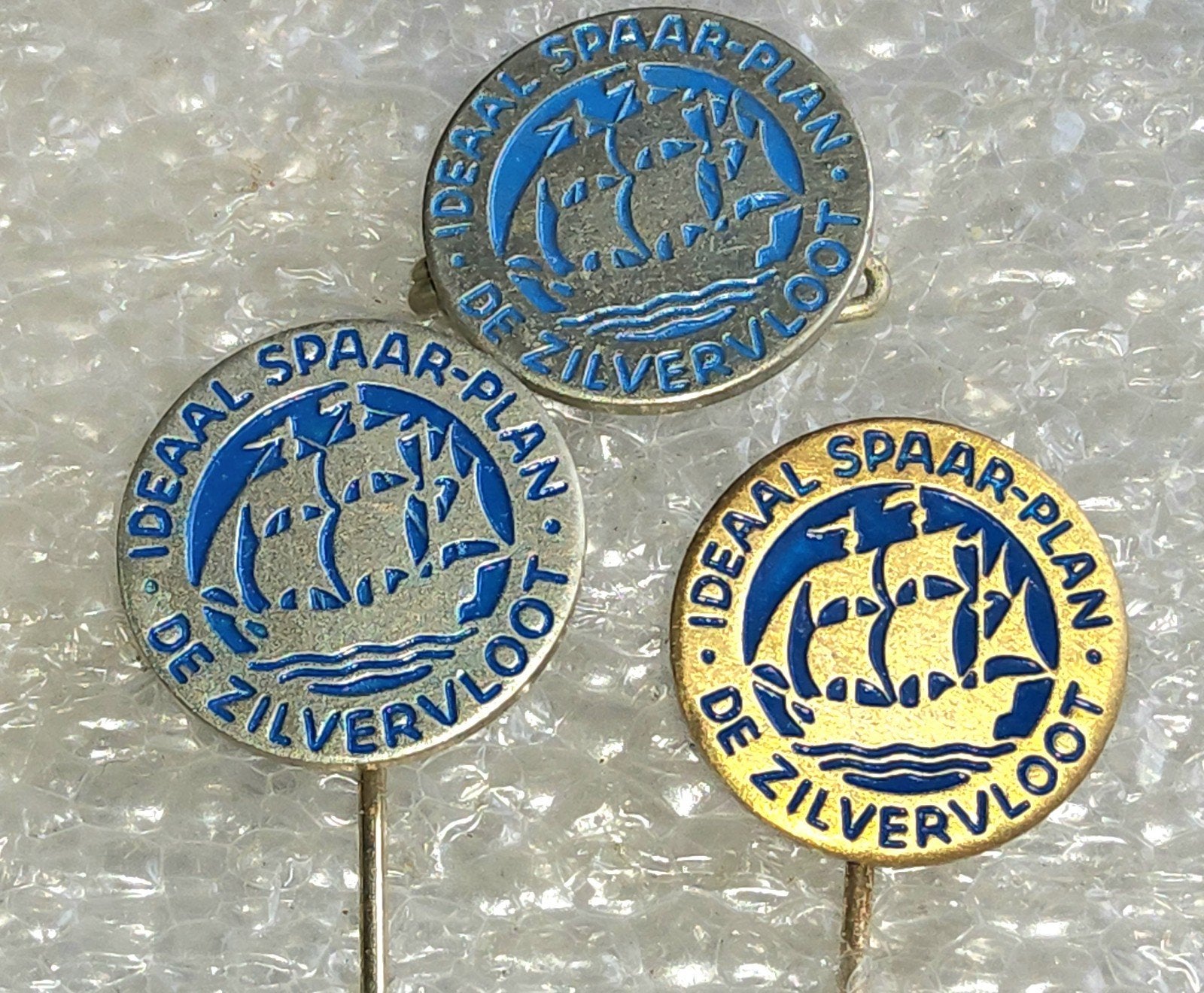 3 Speldjes "Ideaal Spaar-Plan De Zilvervloot", Ophalen of Verzenden, Gebruikt, Overige onderwerpen, Speldje of Pin