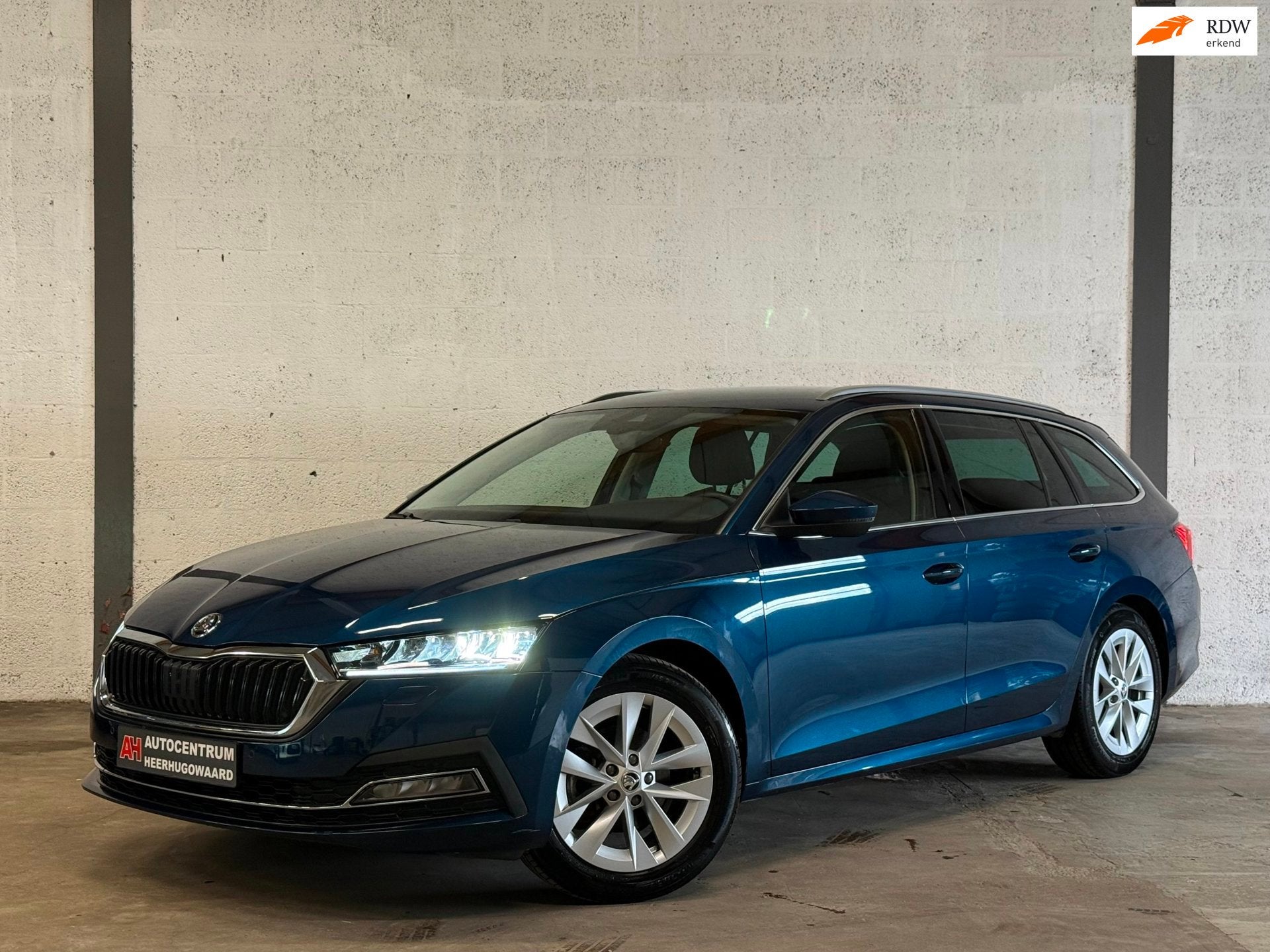 Skoda Octavia Combi 1.0 TSI Sport Business Navi|Camera|LED|C, Auto's, Voorwielaandrijving, Stof, Zwart, Blauw