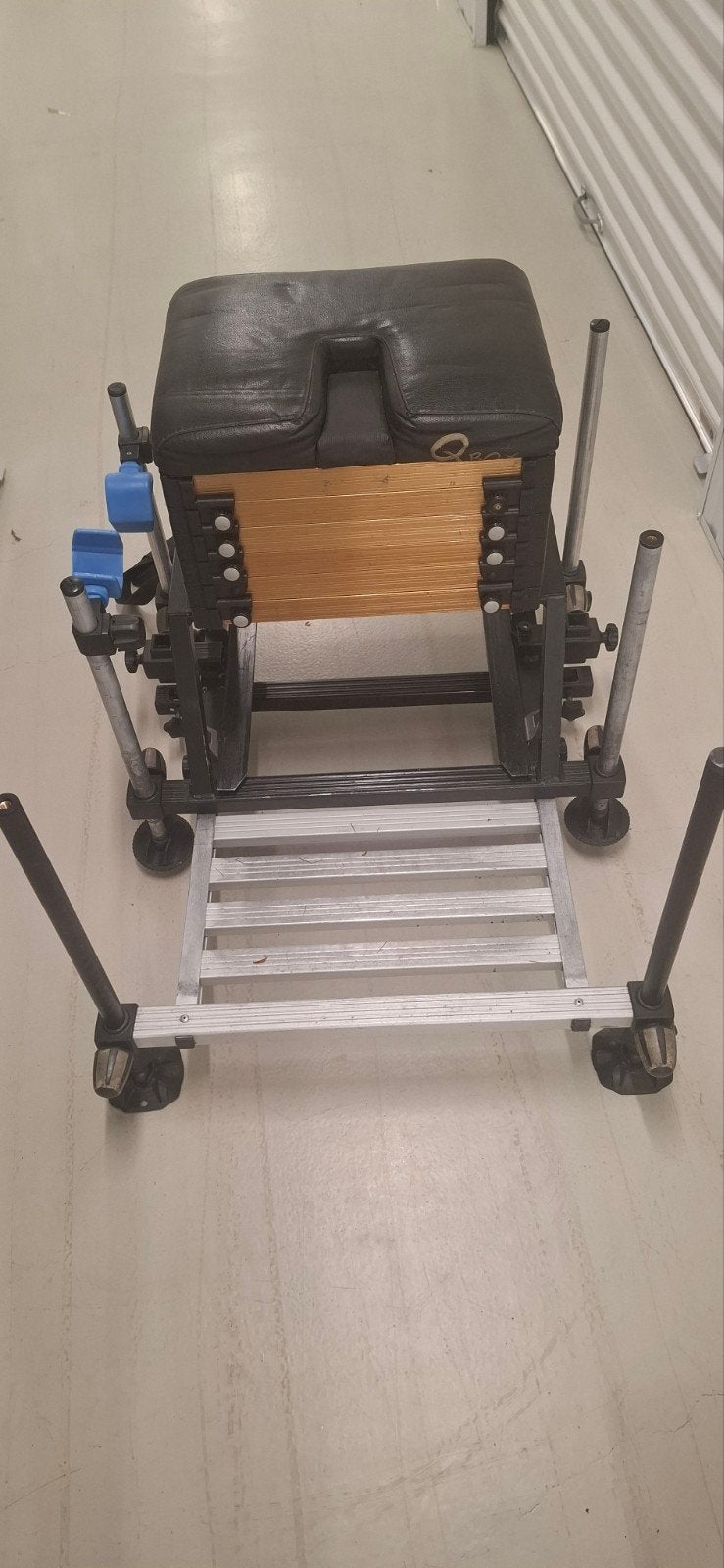 Q-Box viskist met zitje en accessoires, Ophalen, Gebruikt, Vaste hengel