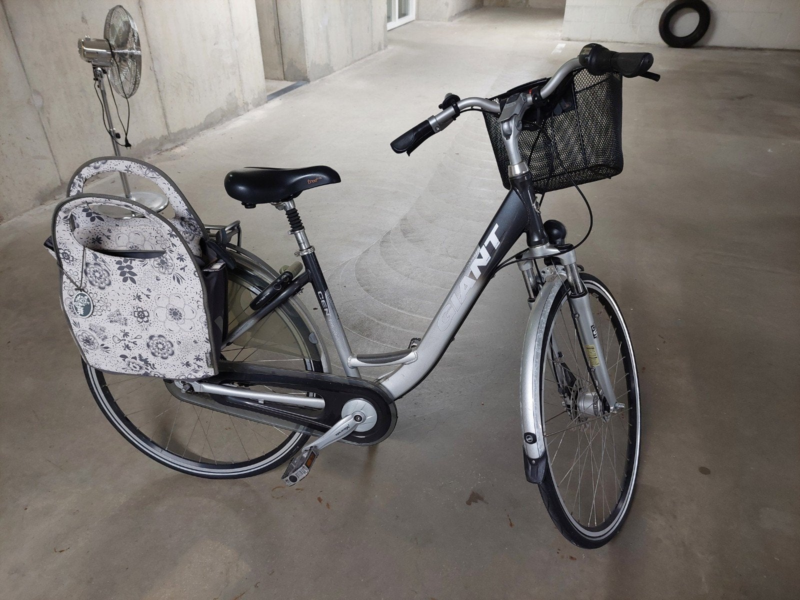 Giant Damesfiets met Mand en Fietstassen, Ophalen, Gebruikt, Velgrem, (Extra) lage instap