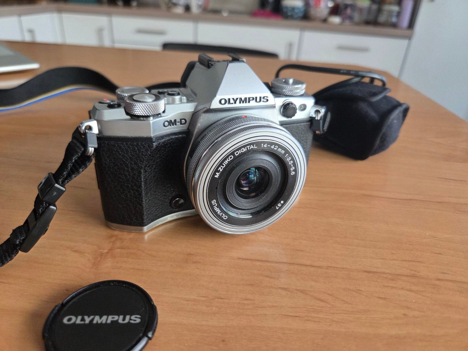 Olympus OM-D E-M5 II met 14-42mm lens, Kantelbaar/draaibaar scherm, Gebruikt, Ophalen of Verzenden, Olympus