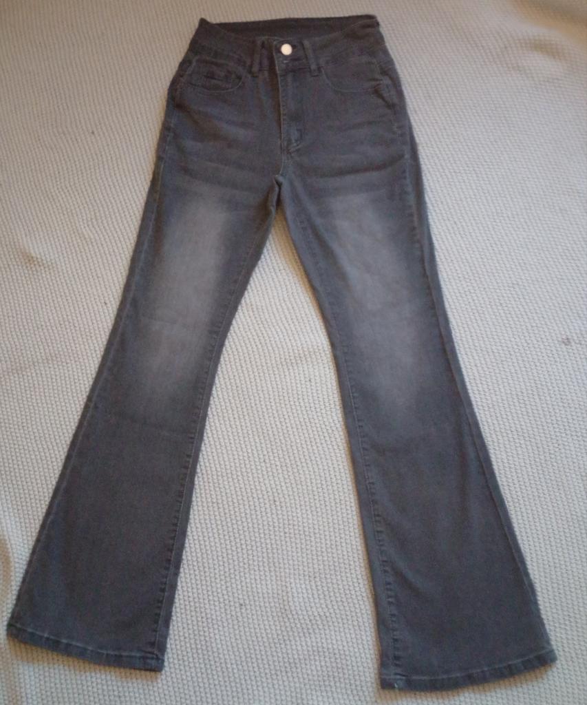 Shein Grijze Flare Jeans Maat XS, Kleding | Dames, Spijkerbroeken en Jeans, Nieuw, Ophalen of Verzenden, W27 (confectie 34) of kleiner