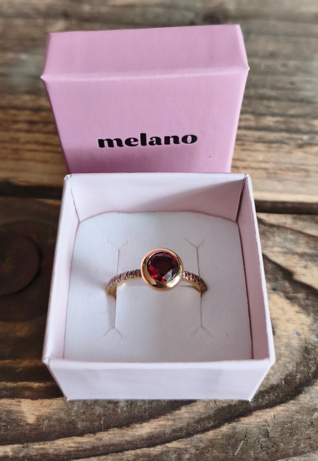 Melano viivid ring met rode steen maat 64, Overige materialen, 20 of groter, Met edelsteen, Nieuw