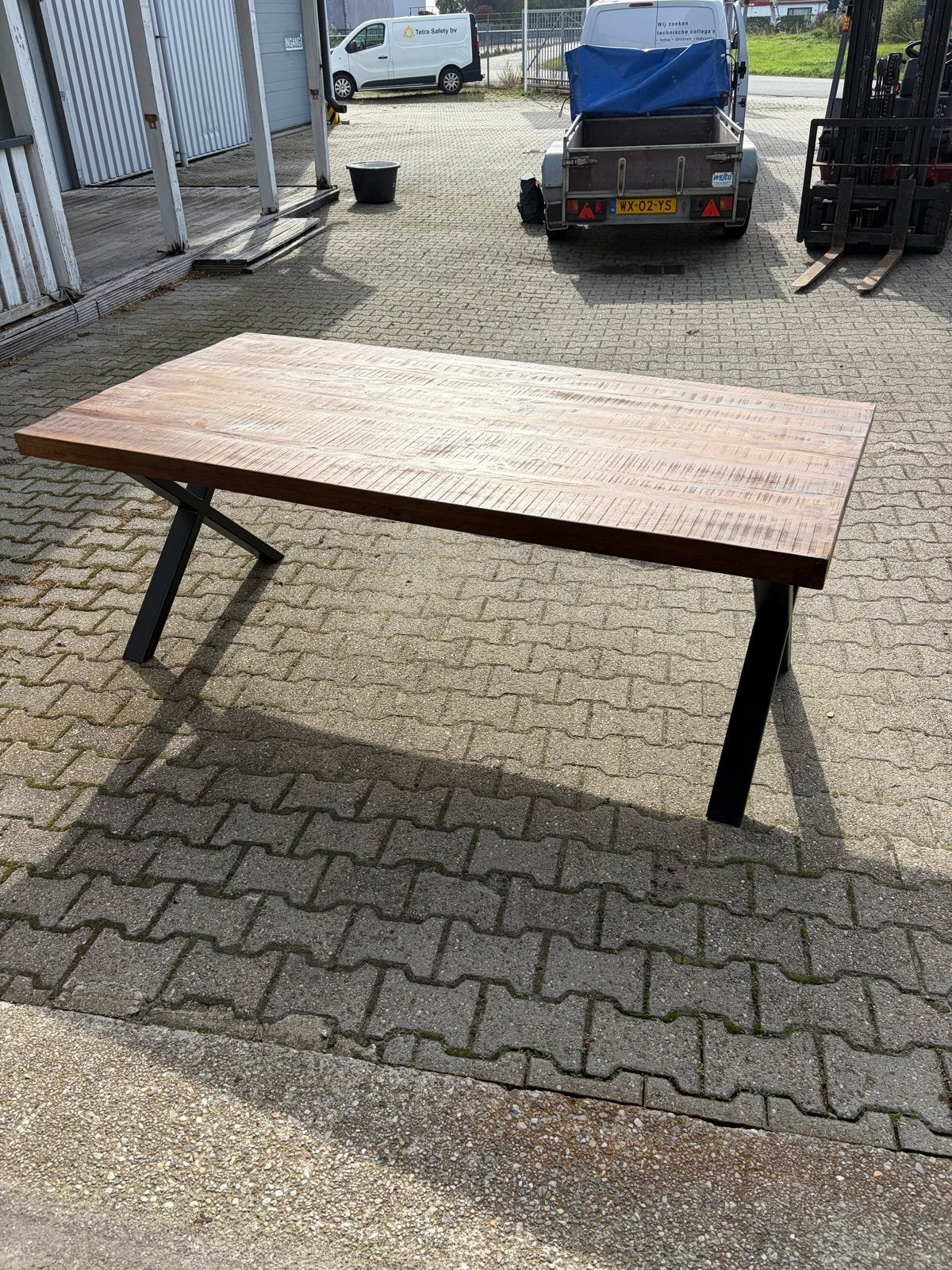 Foto 3 van Robuuste eettafel
