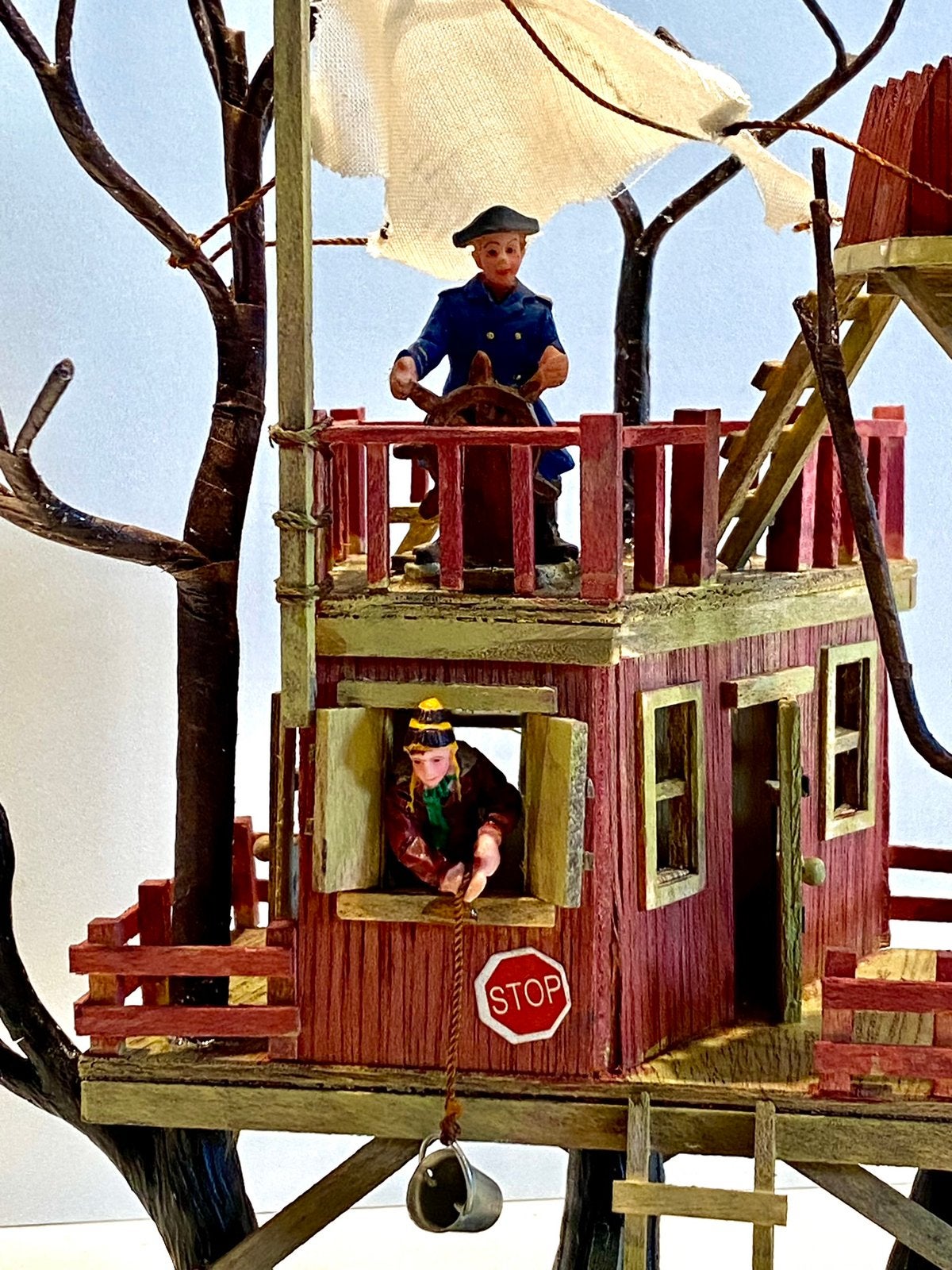 Lemax Adults Keep Out Treehouse (44250), Verzenden