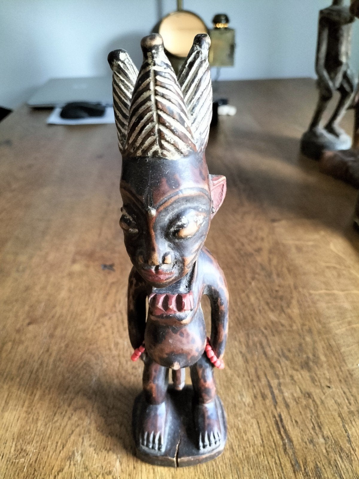 Afrikaans houten beeldje met opvallende hoofdtooi, Hout, Gesneden, Bruin, Afrika