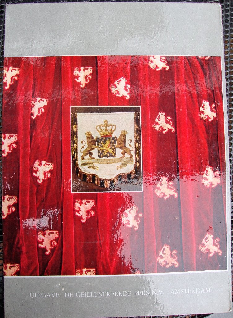 Boek: Zo Leeft Wilhelmina Voort - Margriet Herdenkt, Verzamelen, Ophalen of Verzenden, Gebruikt, Nederland, Tijdschrift of Boek