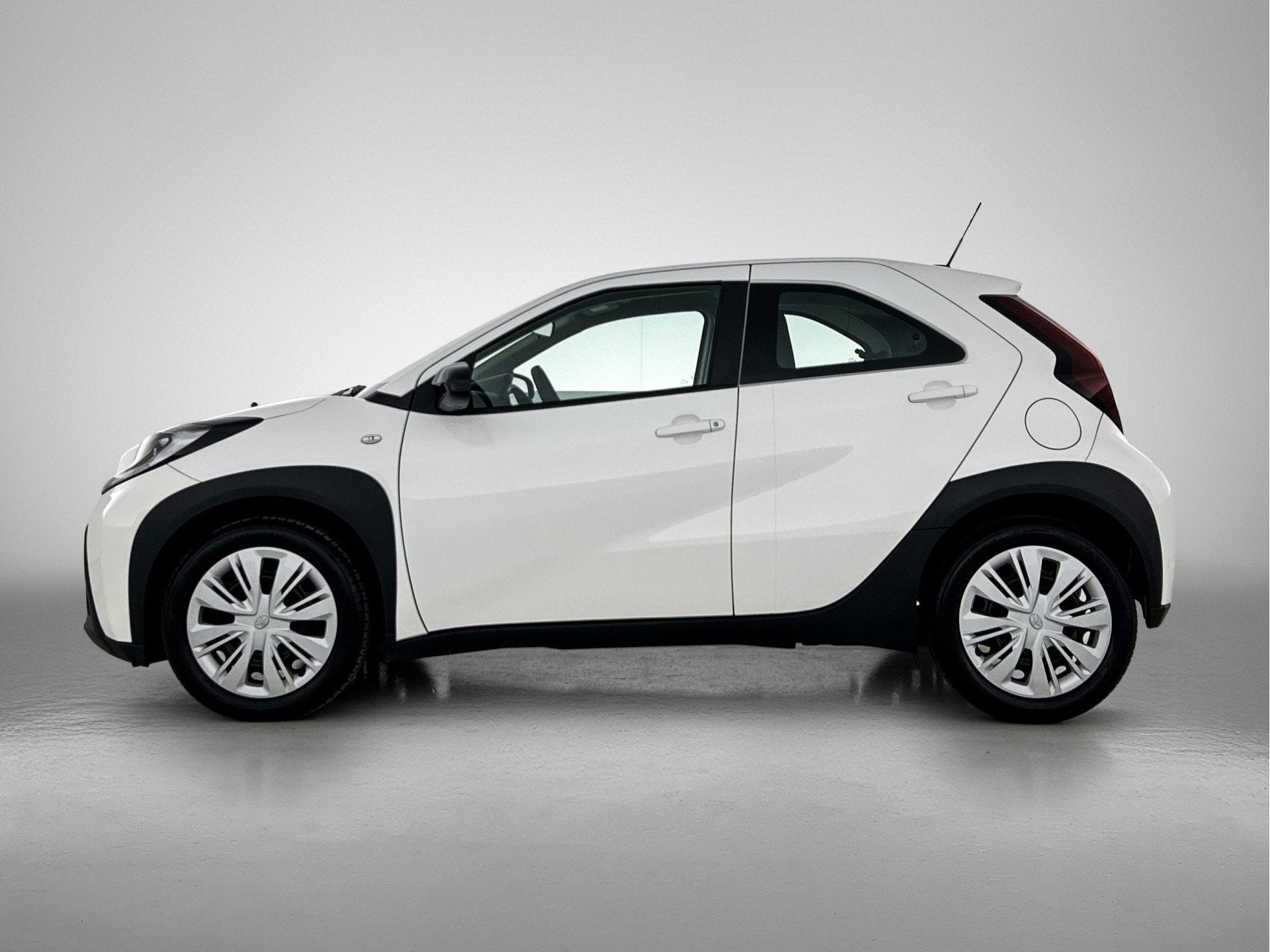 Toyota Aygo X 1.0 VVT-i MT Play | BTW Voertuig | Apple CarPl, Stof, Gebruikt, 920 kg, Wit