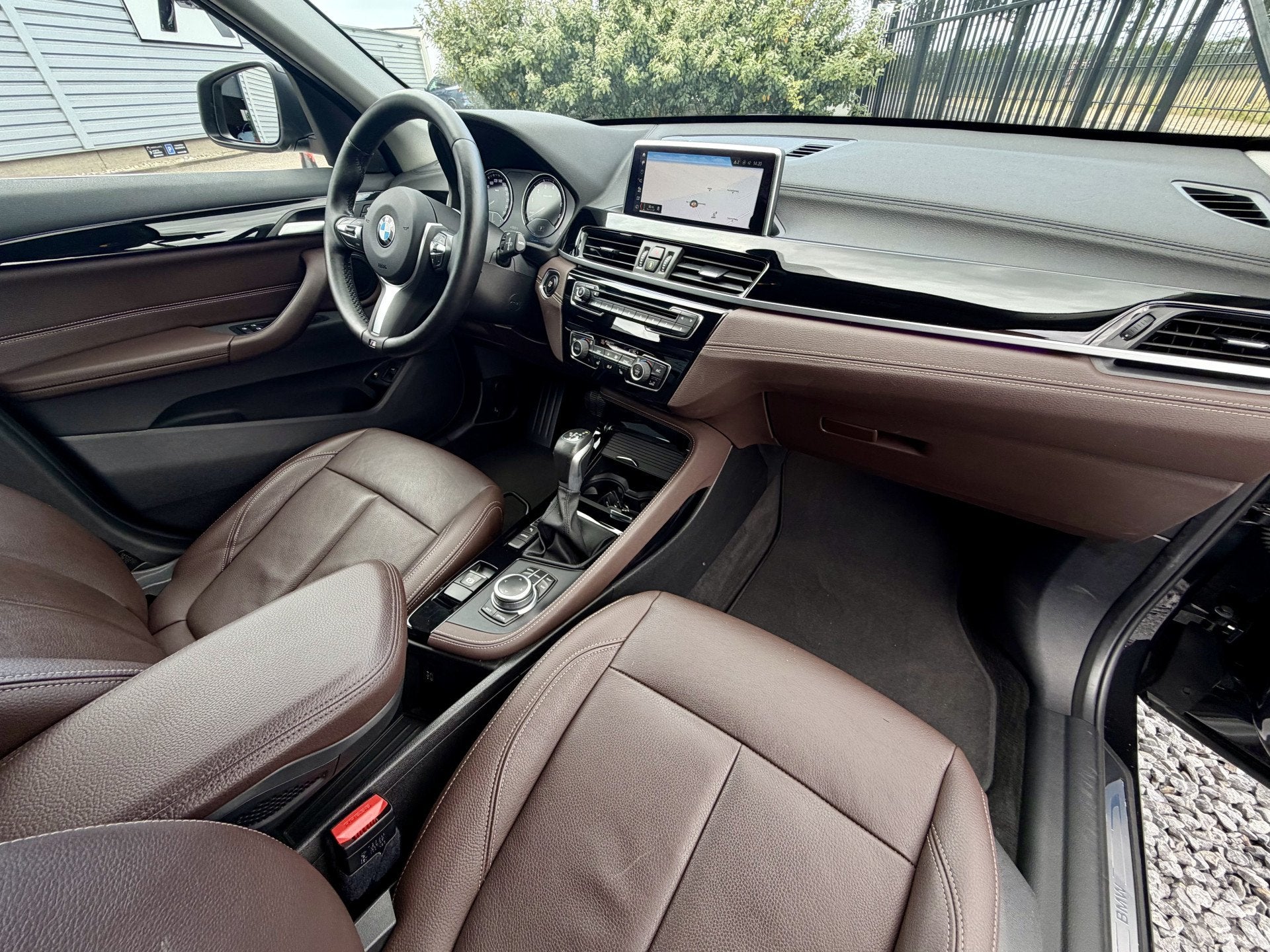 BMW X1 xDrive25e High-Exe Navi|Leer|LED|Trekhaak 2021 Zwart, Auto's, Dealer onderhouden, Gebruikt, Huisgarantie, Met garantie (alle)