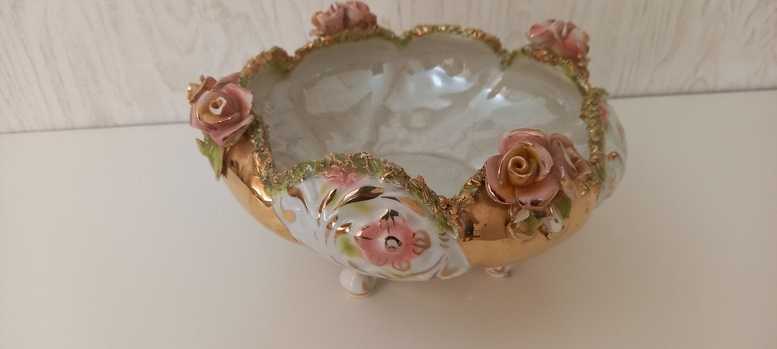 Decoratieve porseleinen schaal met rozen en goudaccenten, Ophalen of Verzenden