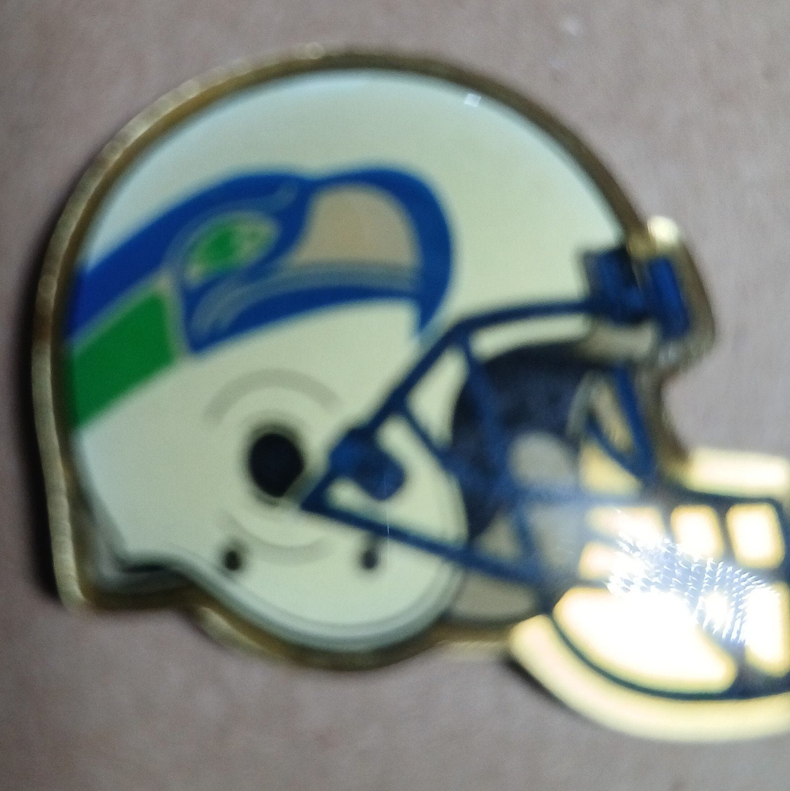 NFL Seattle Seahawks helm pin badge, Verzamelen, Ophalen of Verzenden, Gebruikt, Overige sporten, Overige typen